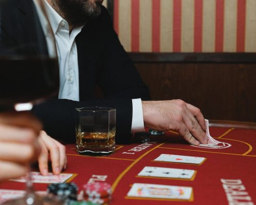 pexels-anna-shvets-6664185 اعتیاد به قمار